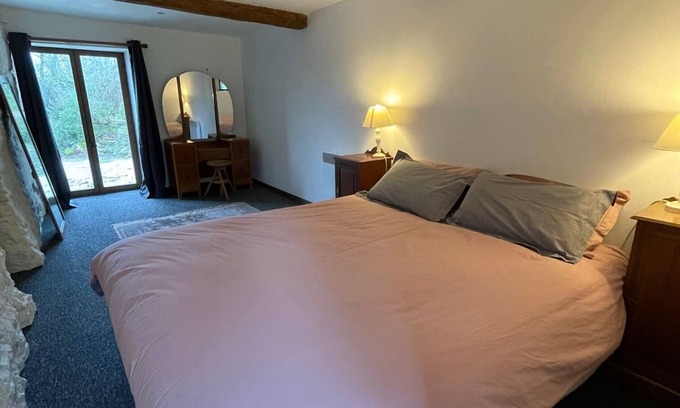 Saint-Nicolas-du-Pelem Casa | 4 Bedroom House, Sleeps 10, Swimming Pool, Wi-Fi, family & pet friendly