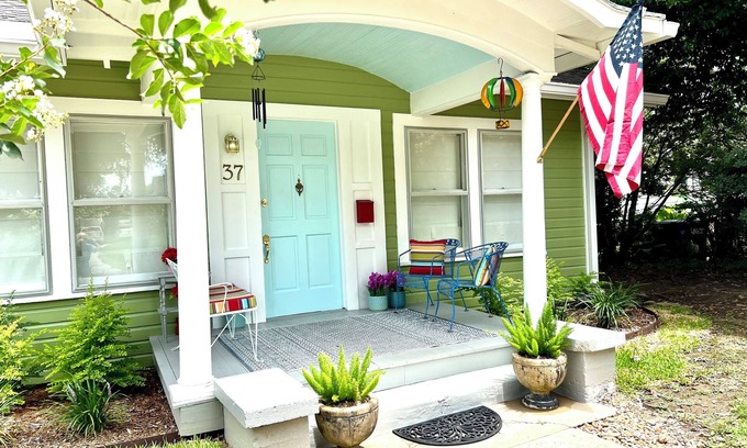 Natchez Casa | 4-bedroom 100 year old bungalow in historic Natchez.