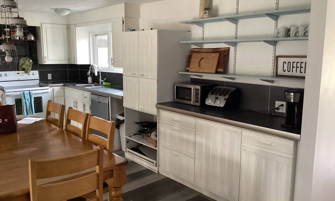 Huron-Kinloss Cabaña | 4 bedroom 2.5 baths sleeps 10 Wifi and free parking