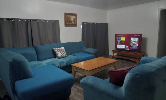 Fellowship Casa | 4-Bedroom 2 Bath -Ocala Retreat - King Beds, Good For Groups - Sleeps 10 - Quiet