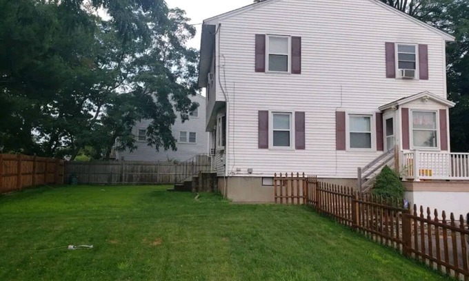 Manchester Casa | 4 bedroom/ 2 bathroom. Safe and quiet area