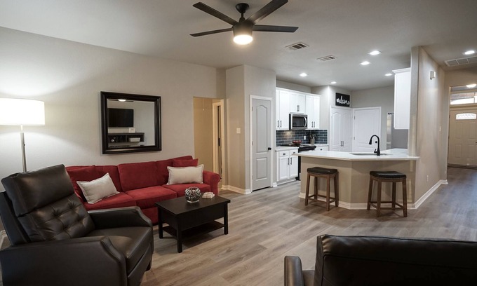 Euless Casa | 4 Bedroom-2 King Beds GREAT location, minutes to AT&T Stadium and DFW Airport!