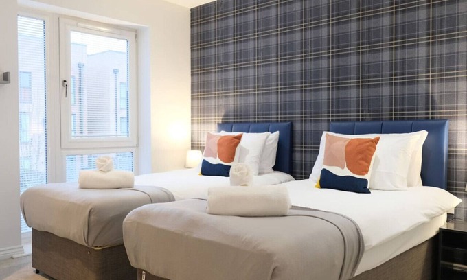 Milton Keynes Casa | 4 Bedroom 3.5 Bath House in City Centre - Sleeps 8