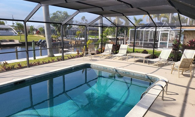 Pelican Casa | 4 habitaciones, 3 baños, Canal, piscina con orientación sur, embarcadero gratuito, apto para mascotas