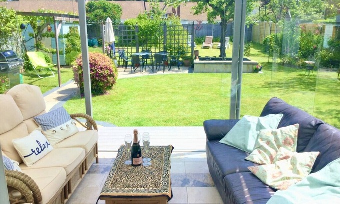 Highcliffe-on-Sea Casa | 4 bedroom, 3 bath, walk to the beach, golf, shops, pubs. New Forest 3 miles.