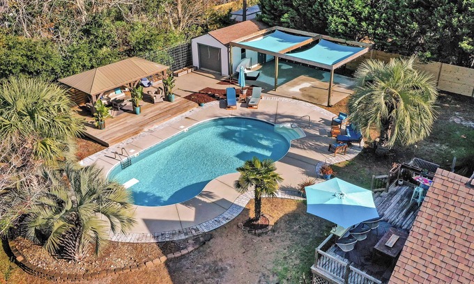 Wilmington Casa | 4 bedroom 3 bath with tranquil saltwater pool oasis! Sleeps up to 12