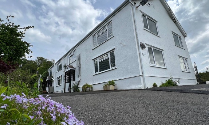Cadoxton Casa | 4 bedroom 3 bathroom spacious cottage nestled in woodland area