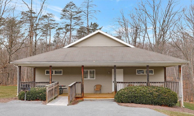 The Woods Cabaña | 4 Bedroom/3Bath Accessible Cottage