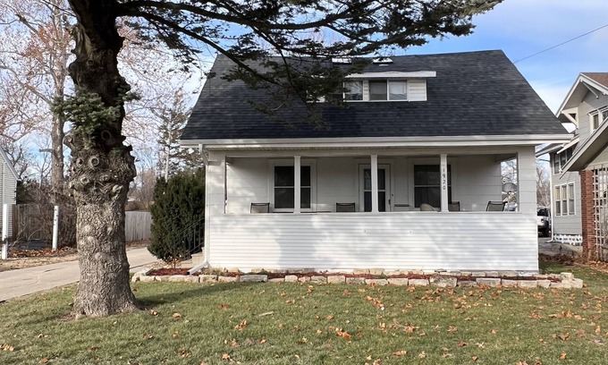 Cedar Rapids - Iowa City Casa | 4 Bedroom, 6 Bed, 2 Bathroom 2 Story Spacious Home NW Side of CR