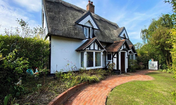 Stowmarket Cabaña | A beautiful thatched cottage situated in the market town of Stowmarket.