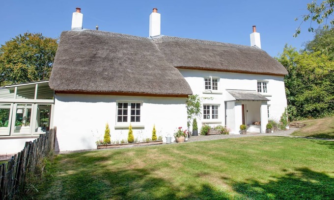 Torrington Cabaña | 4 bedroom accommodation in Huntshaw, near Torrington