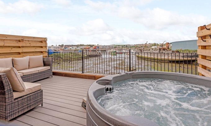 Gisleham Cabaña | 4 bedroom accommodation in Oulton Broad, near Lowestoft