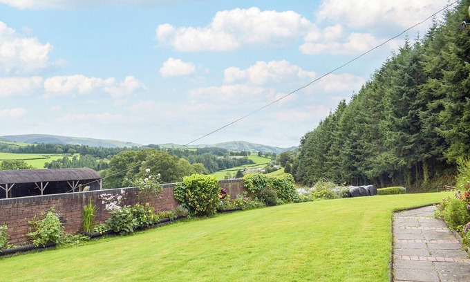 Caersws Cabaña | 4 bedroom accommodation in Llandinam, near Llanidloes