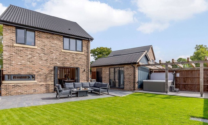 Irstead Cabaña | 4 bedroom accommodation in Fleggburgh, near Great Yarmouth