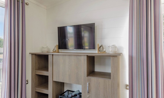Ryde Chalet De Esquí | Spacious lodge with double bedrooms both with stylish en suite shower and two twin.