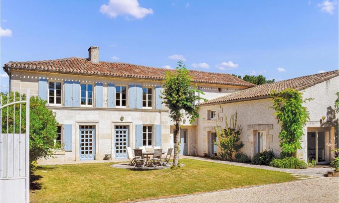 Champmillon Casa | 4 Bedroom Amazing Home In Champmillon