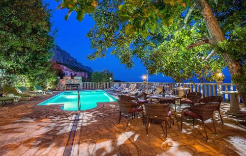 Jesenice Casa | 4 Bedroom Amazing Home In Jesenice