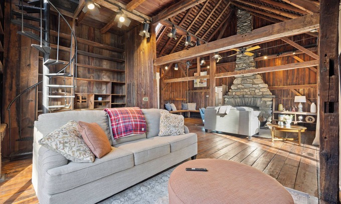 Mount Kisco Casa | 4-bedroom Barn house with WiFi, Fireplace, Firepit, BBQ Grill by hiking trails
