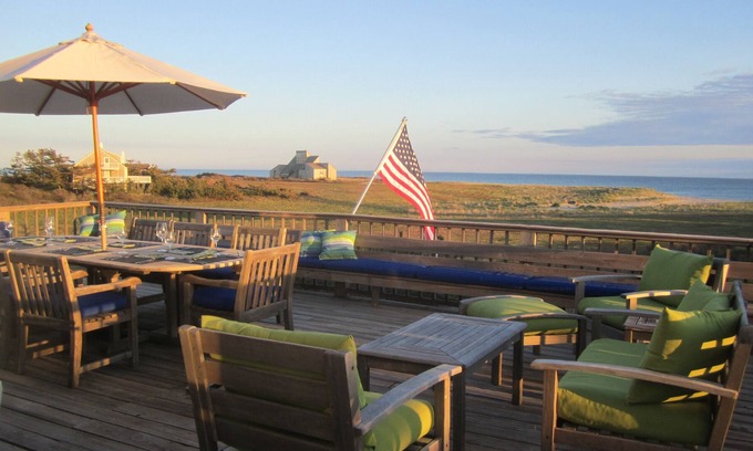 Madaket Casa | Casa de playa de 4 dormitorios con vista al mar, Madaket Beach y Conservation Land.