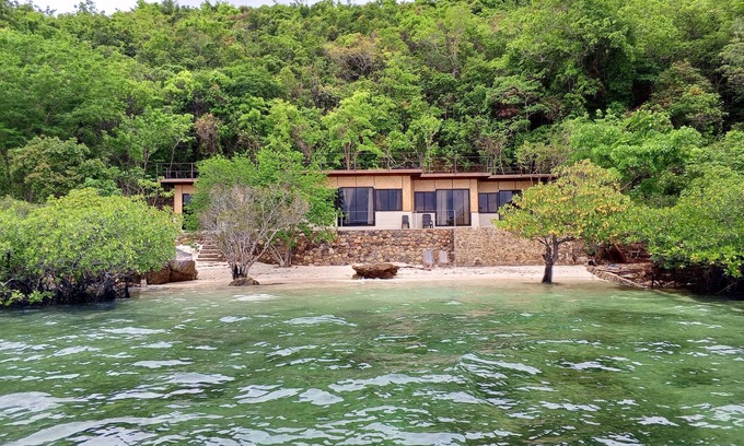 Coron Casa | 4 Bedroom Beach House with Pool
