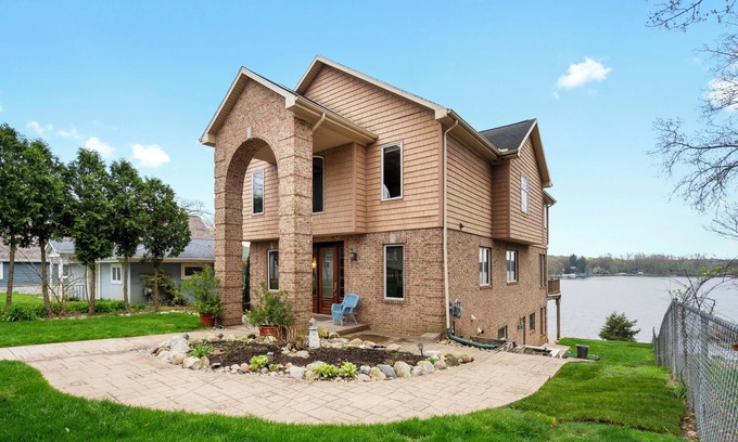Drayton Plains Casa | 4 bedroom Big Lake Waterfront home with spectacular lake views