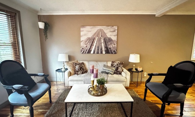 Lakeview Casa | 4 Bedroom Bungalow In Lakeview Mississauga With 2 Parkings