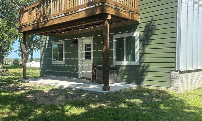 Burbank Cabina | 4-bedroom cabin on Missouri Rive with WiFi, AC