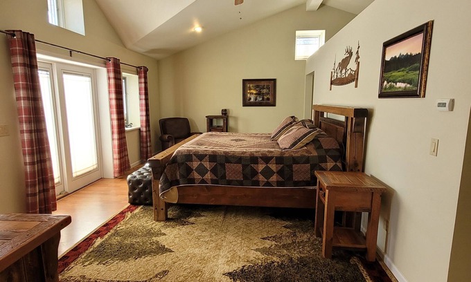 Meeteetse Cabina | 4-bedroom cabin on the river in brilliant Meeteetse, Wyoming.