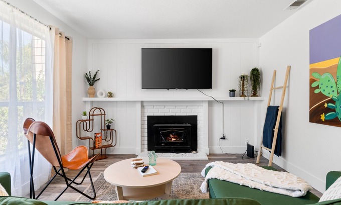 Parkway-South Sacramento Casa | 4-Bedroom Cactus-Themed Retreat with Plush Beds