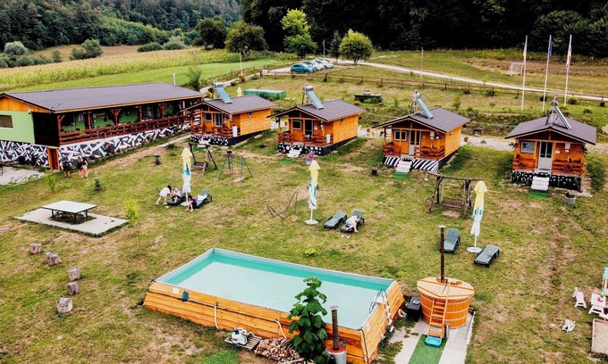 Hoghilag Alquiler De RV | 4-bedroom campground in Prod, WiFi, AC. Happy camping forfamilies, pets, riding.