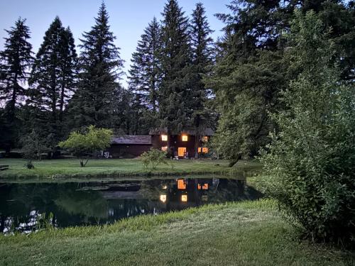 Amboy Casa | 4-Bedroom Chateau in Southern Washington- Luxurious Retreat with Pond & Creek