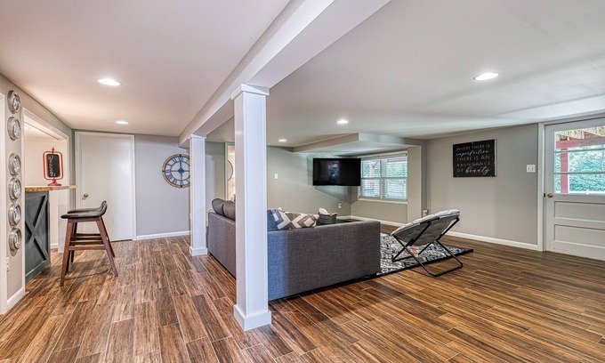 Annapolis Casa | 4 Bedroom - Completely updated. Super safe neighborhood close to USNA stadium