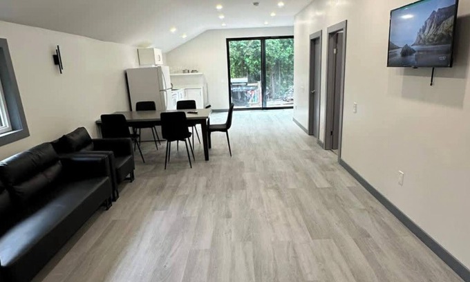 Innisfil Cabina | 4 Bedroom Cottage #2: Innisfil Resort