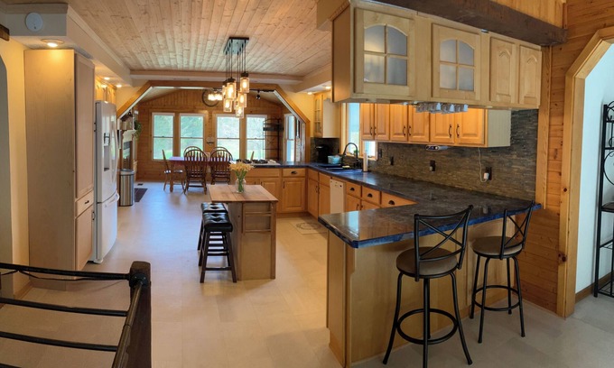 Town of Sullivan Casa | 4 Bedroom Country Bliss with Rooftop Lounge Loft