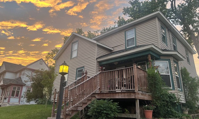 Vine Casa | 4-Bedroom Cozy Spacious Home in Historic Vine Neighborhood in Downtown Kalamazoo