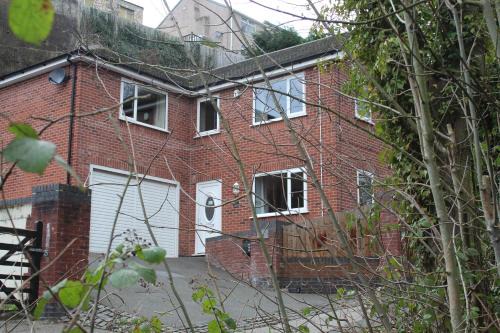Wrexham Casa | 4 Bedroom Detached Holiday home with Hot Tub