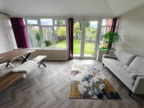 Solihull Casa | 4 Bedroom Equipped House Driveway- 10 Mins to NEC JLR BHX HS2 & More- Birmingham Sutton Coldfield, Coleshill & More