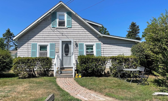 Briggs Farm Cabaña | 4-bedroom family-friendly cottage in Narragansett, 5 minutes from the beach