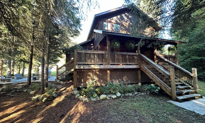 Ymir Casa | 4-Bedroom Farmhouse with Mountain Views 20 Minutes Away from Nelson, BC