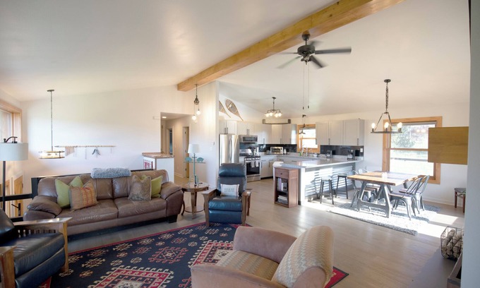 Carbondale Casa | 4-bedroom get away with large kitchen, patio and backyard