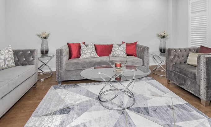 East Credit Casa | 4-bedroom Home, 4-minutes walk from outlet plaza