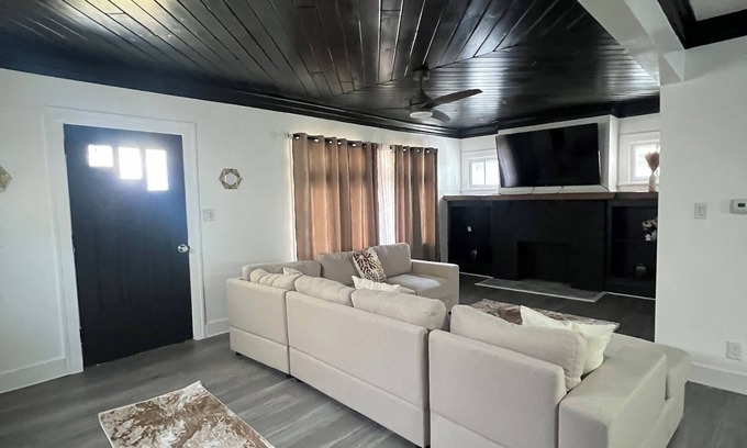 Old Brooklyn Casa | 4-bedroom home away from home in the heart of Cleveland