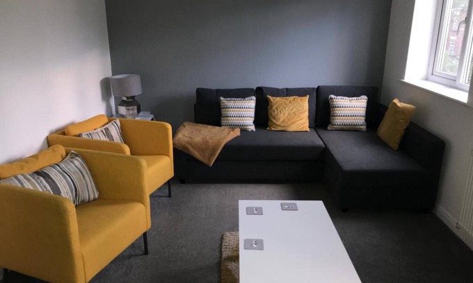 Ashton-under-Lyne Casa | 4 Bedroom Home - Sleeps 7, Pet Friendly & Parking