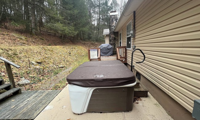 Hico Casa | 4-bedroom home: hot tub surrounded by woods near New River Gorge & Summersville
