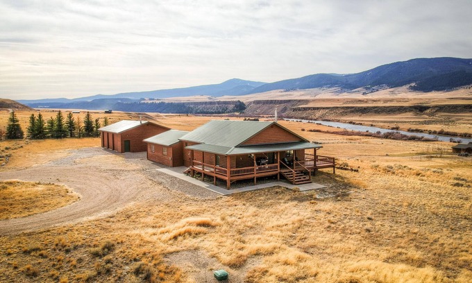 Cameron Casa | 4 Bedroom Home on 20 acres with private access to the Madison River.