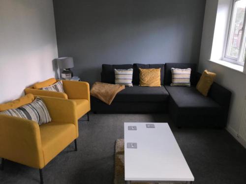 Ashton-under-Lyne Casa | 4 Bedroom Home - Sleeps 7 Pet Friendly & Parking