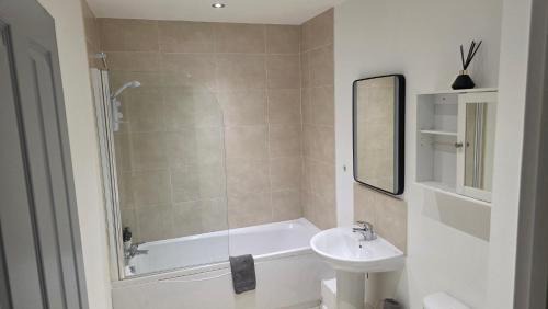 Ashton-under-Lyne Casa | 4 Bedroom Home Tameside Greater Manchester Sleeps 8