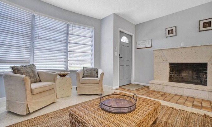 Lighthouse Point Casa | 4 Bedroom Home with Game Room & Pool