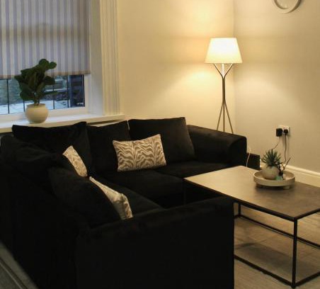 Dewsbury Casa | 4 bedroom home with games room - perfect for families, groups and contractors!