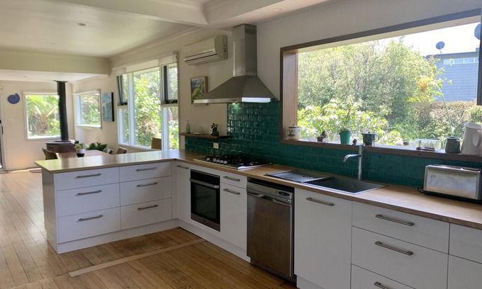Ventnor Casa | 4 bedroom home with rural views close to beautiful safe family friendly beach